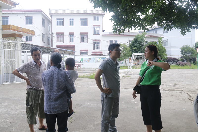 实践团队了解当地建设情况(二)